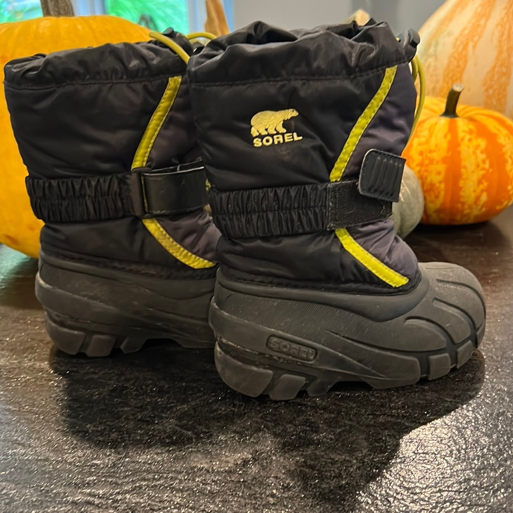 Sorel snow boots size 9 kids